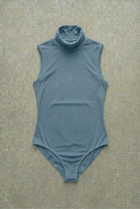 Body Dolcevita Senza Maniche Blu Desaturato Curvy per Taglie Forti | Leela Lab