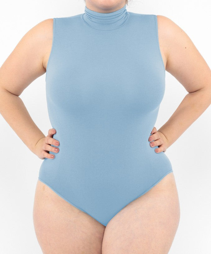 Body Curvy Dolcevita Senza Maniche  Blu Desaturato Indossato Taglie Forti | Leela Lab