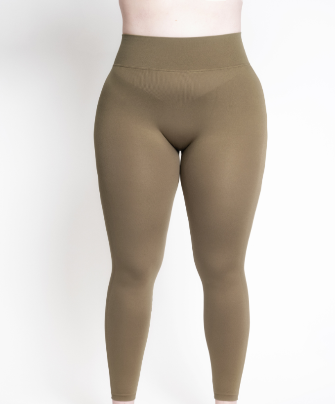 Dettaglio Leggings Push-up Military Olive Curvy per Taglie Forti | Leela Lab